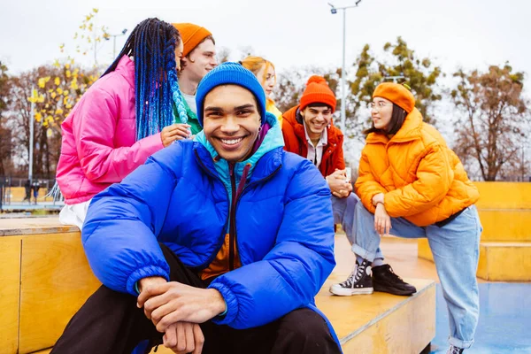 Multiraciale Groep Jonge Gelukkige Vrienden Ontmoeten Elkaar Buiten Winter Dragen — Stockfoto