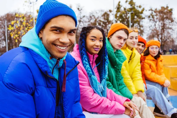 多种族的年轻快乐的朋友们在冬天聚集在户外 穿着冬衣 玩得很开心 多种族的千禧一代在城市地区的结合 关于青年和社会解放的概念 — 图库照片