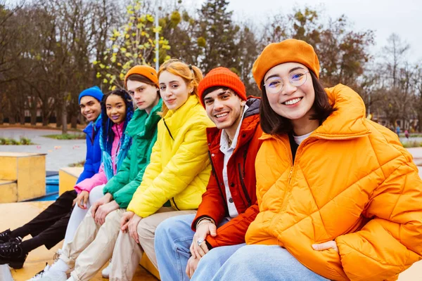 Grupo Multiétnico Jóvenes Amigos Felices Que Reúnen Aire Libre Invierno —  Fotos de Stock