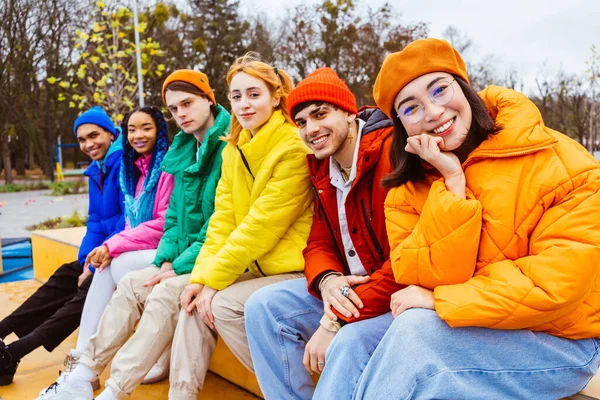 Мультирасовая Группа Молодых Счастливых Друзей Встречающихся Улице Зимой Одетых Зимние — стоковое фото