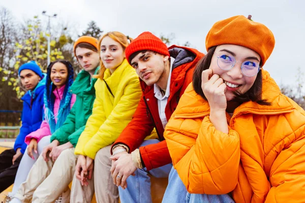 多种族的年轻快乐的朋友们在冬天聚集在户外 穿着冬衣 玩得很开心 多种族的千禧一代在城市地区的结合 关于青年和社会解放的概念 — 图库照片
