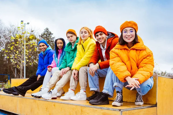Gruppo Multietnico Giovani Amici Felici Che Incontrano All Aperto Inverno — Foto Stock