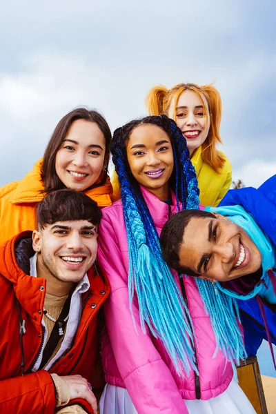 Grupo Multirracial Jovens Amigos Felizes Que Encontram Livre Inverno Vestindo — Fotografia de Stock