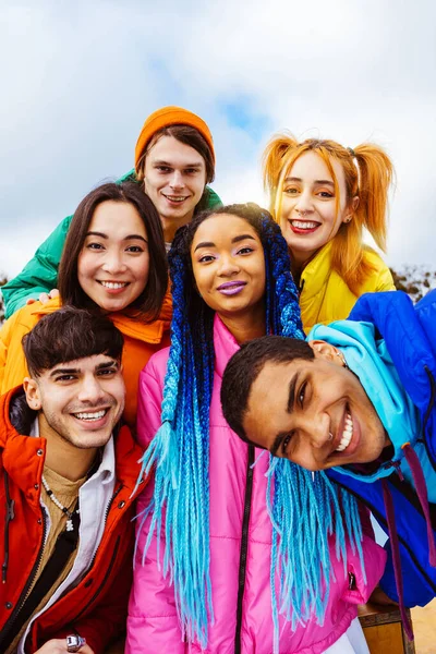Multiraciální Skupina Mladých Šťastných Přátel Kteří Setkávají Venku Zimě Oblékají — Stock fotografie