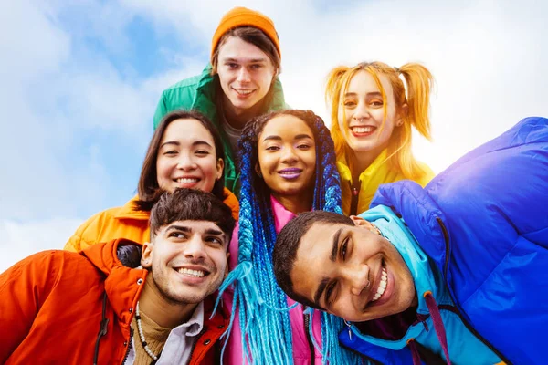 Multiracial Grupp Unga Glada Vänner Träffas Utomhus Vintern Bär Vinterjackor — Stockfoto
