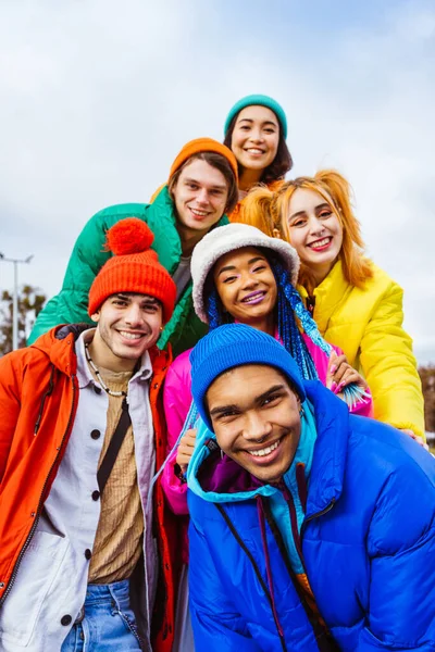 Grupo Multirracial Jovens Amigos Felizes Que Encontram Livre Inverno Vestindo — Fotografia de Stock