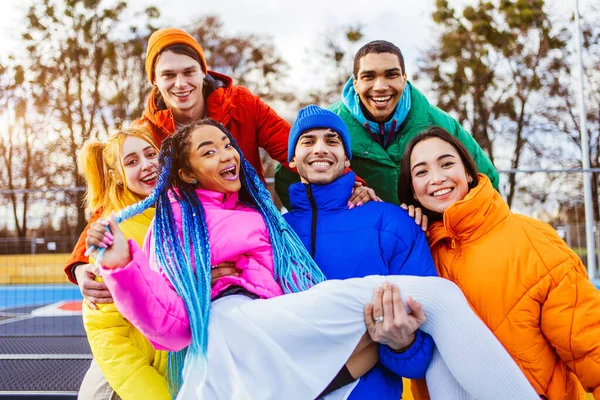 Wielorasowa Grupa Młodych Szczęśliwych Przyjaciół Spotykających Się Zimą Świeżym Powietrzu — Zdjęcie stockowe