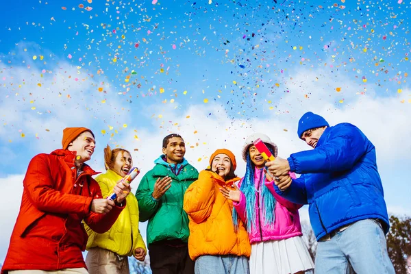 Wielorasowa Grupa Młodych Szczęśliwych Przyjaciół Spotyka Się Świeżym Powietrzu Zimie — Zdjęcie stockowe