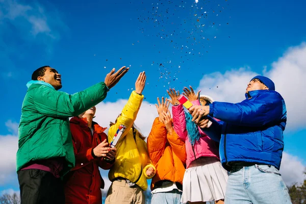 Grupo Multirracial Jovens Amigos Felizes Que Encontram Livre Inverno Festa — Fotografia de Stock