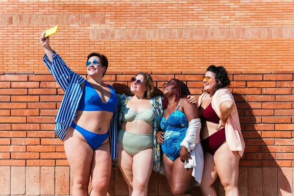 Group Beautiful Size Women Swimwear Bonding Having Fun Beach Posing — Stok fotoğraf
