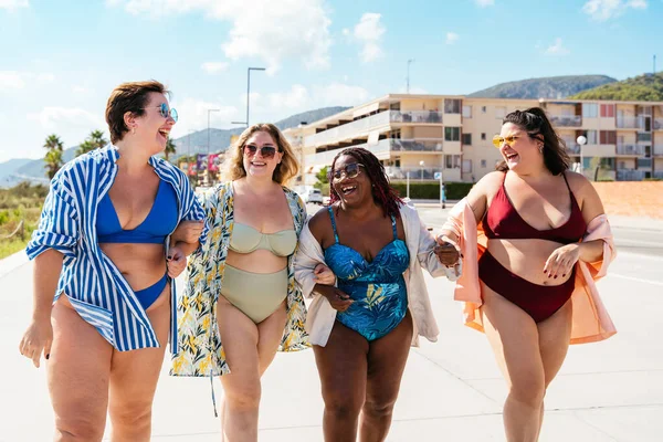 Group Beautiful Size Women Swimwear Bonding Having Fun Beach Group — Stockfoto