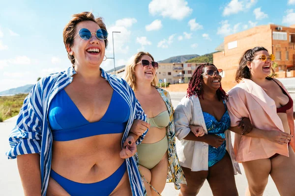 Group Beautiful Size Women Swimwear Bonding Having Fun Beach Group — Stockfoto