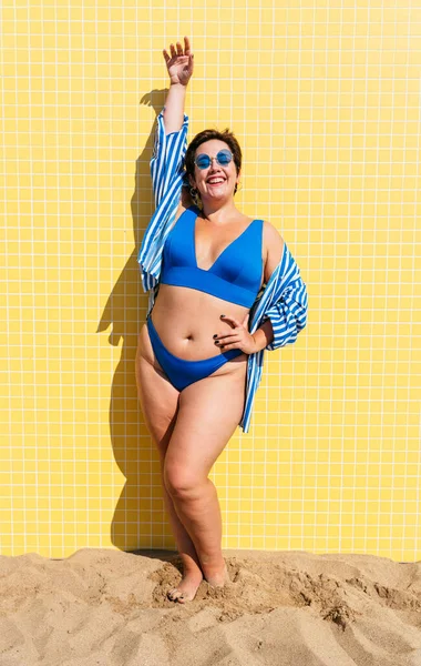 Beautiful Confident Size Woman Having Fun Beach Posing Colorful Wall — Φωτογραφία Αρχείου