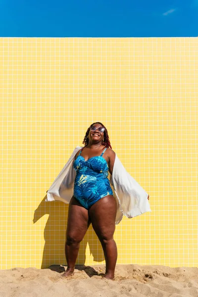 Beautiful Confident Size Woman Having Fun Beach Posing Colorful Wall — Φωτογραφία Αρχείου
