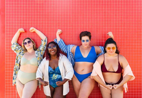 水着のボンディングを持つ美しいプラスサイズの女性のグループとビーチで楽しみを持って 海で夏を楽しむ曲線的な女性の友人のグループ 体の受け入れについての概念 体の積極性と自信 — ストック写真