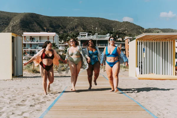 Group Beautiful Size Women Swimwear Bonding Having Fun Beach Group — Stok fotoğraf