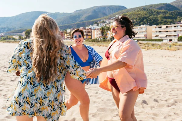 Group Beautiful Size Women Swimwear Bonding Having Fun Beach Group — kuvapankkivalokuva
