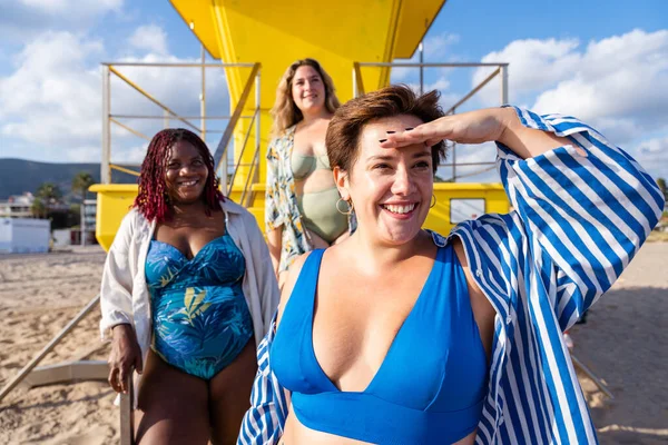 水着のボンディングを持つ美しいプラスサイズの女性のグループとビーチで楽しみを持って 海で夏を楽しむ曲線的な女性の友人のグループ 体の受け入れについての概念 体の積極性と自信 — ストック写真