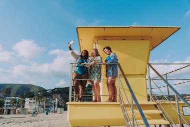 Group of beautiful plus size women with swimwear bonding and having fun at the beach - Group of curvy female friends enjoying summertime at the sea, concepts about body acceptance, body positive and self confidence