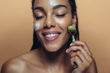 Güzel bir kadın cilt ve yüz bakımı yapıyor. Kozmetik ve cilt bakımı konseptlerine odaklı stüdyo çekimi