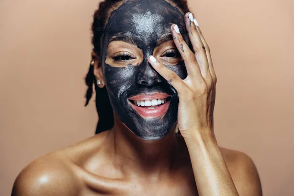 Mulher Bonita Fazendo Tratamentos Pele Beleza Facial Estúdio Tiro Com — Fotografia de Stock