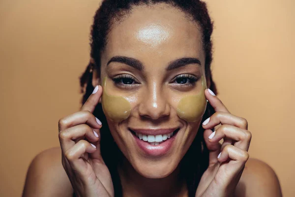 Beautiful Woman Making Skin Facial Beauty Treatments Studio Shot Focus — Stock Photo, Image