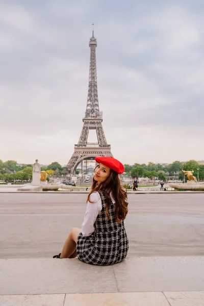 Beautiful Young Woman Visiting Paris Eiffel Tower Parisian Girl Red —  Fotos de Stock