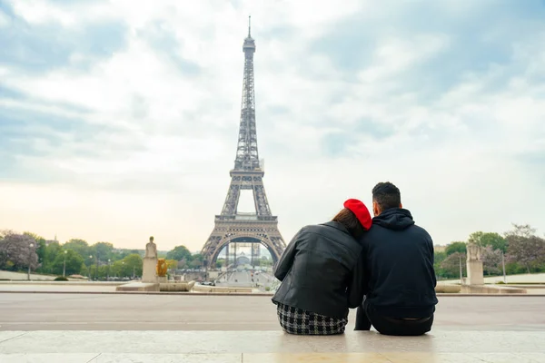 Cheerful Happy Couple Love Visiting Paris City Centre Eiffel Tower —  Fotos de Stock