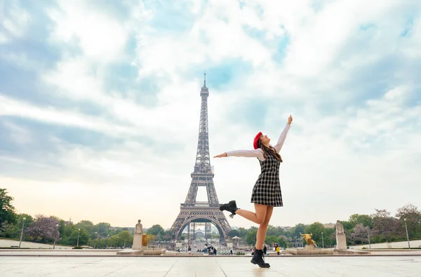 Beautiful Young Woman Visiting Paris Eiffel Tower Parisian Girl Red — Stock Photo, Image