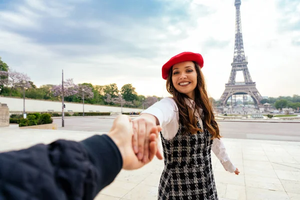 Cheerful Happy Couple Love Visiting Paris City Centre Eiffel Tower — Stock Photo, Image