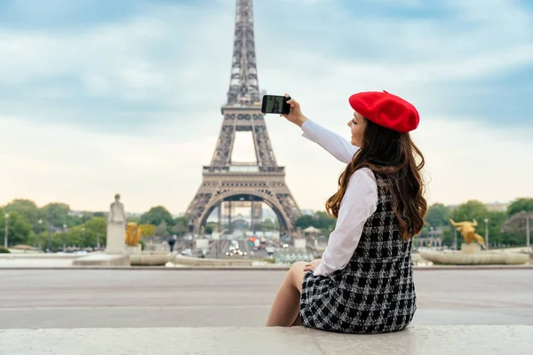 Beautiful Young Woman Visiting Paris Eiffel Tower Parisian Girl Red — Stock Photo, Image
