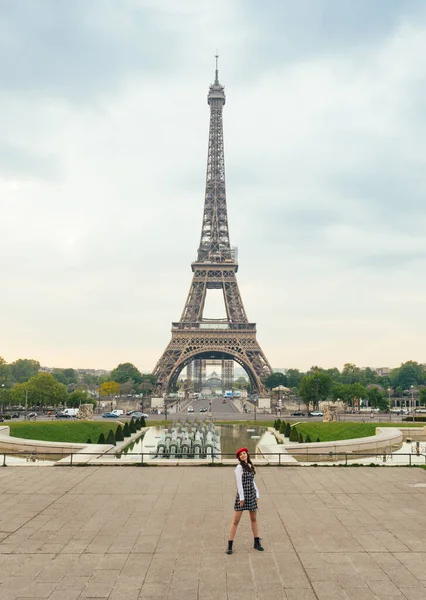 Красивая Молодая Женщина Посетила Париж Эйфелеву Башню Парижская Девушка Красной — стоковое фото