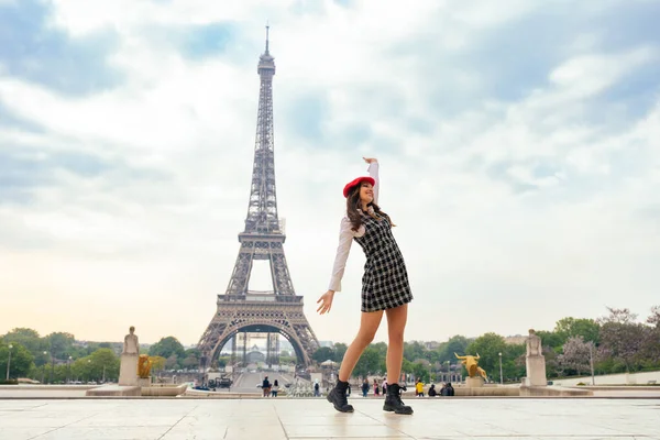 Beautiful Young Woman Visiting Paris Eiffel Tower Parisian Girl Red — Fotografia de Stock