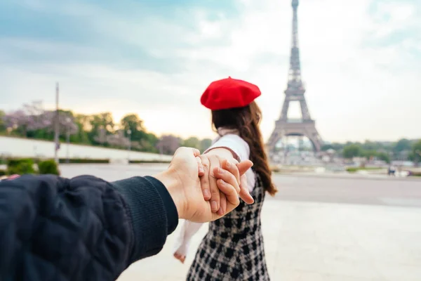 Счастливая Влюбленная Пара Посещает Центр Парижа Эйфелеву Башню Американские Туристы — стоковое фото