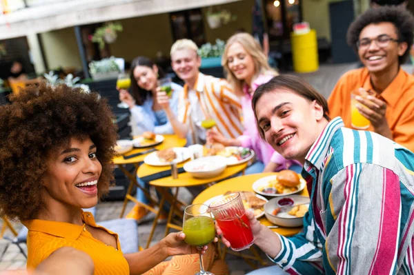 Мультирасовые Молодые Люди Встречаются Веселятся Ресторане Группа Друзей Делает Селфи — стоковое фото