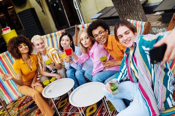 Мультирасовые Молодые Люди Встречаются Веселятся Ресторане Группа Друзей Делает Селфи — стоковое фото