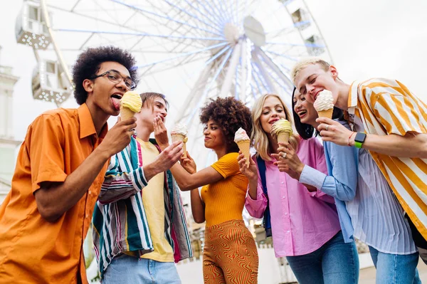 Multiracial Young People Together Meeting Amusement Park Eating Ice Creams — Zdjęcie stockowe