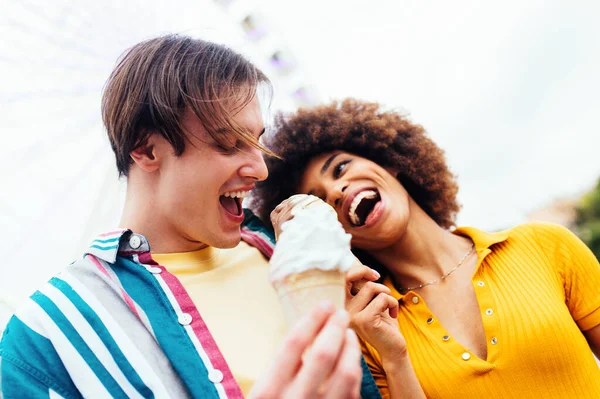 Multiracial Young Couple Lovers Dating Amusement Park Eating Ice Cream — Zdjęcie stockowe