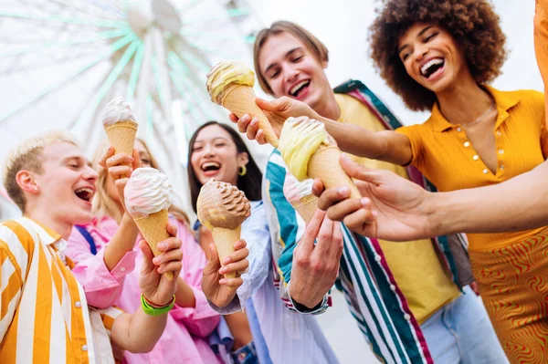 Multiracial Young People Together Meeting Amusement Park Eating Ice Creams — Stock Photo, Image