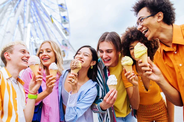 Multiracial Young People Together Meeting Amusement Park Eating Ice Creams — Zdjęcie stockowe