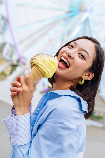 Beautiful Young Asian Woman Eating Ice Cream Amusement Park Cheerful — Stock Photo, Image