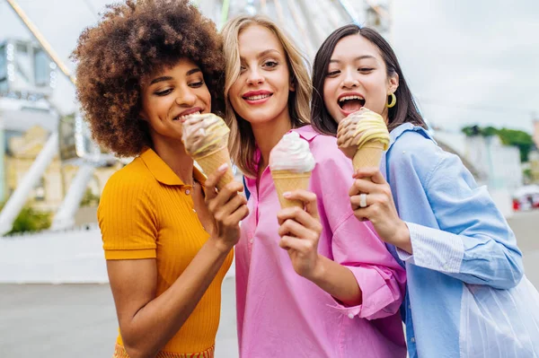 Multiracial Young People Together Meeting Amusement Park Eating Ice Creams — Fotografie, imagine de stoc