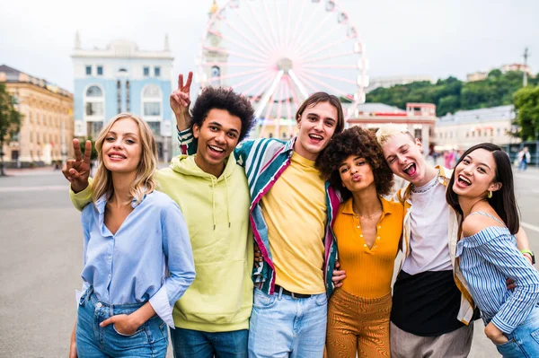 多人種の若者が集まり 懇親会 市内で楽しい異人種間の友人のグループ 友情とライフスタイルの概念 — ストック写真