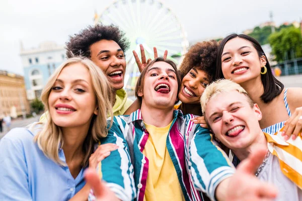 多人種の若者が集まり 懇親会 市内で楽しい異人種間の友人のグループ 友情とライフスタイルの概念 — ストック写真