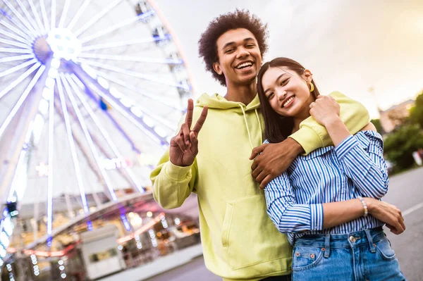 Multiracial Young Couple Lovers Dating Theferry Wheel Amusement Park People — Fotografia de Stock