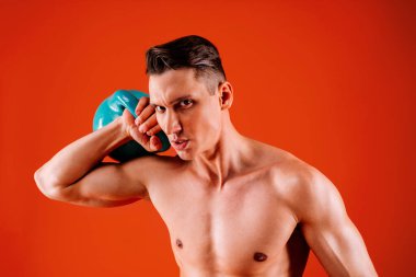 Stüdyoda kaslı vücut eğitimi almış atletik bir adam aktif bir adam spor yapıyor, renkli ışıklandırma ve arka plan, fitness, spor ve sağlık yaşam tarzı konseptleri