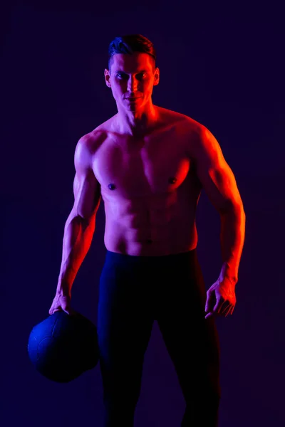 Uomo Atletico Con Allenamento Muscolare Studio Uomo Attivo Che Allenamento — Foto Stock