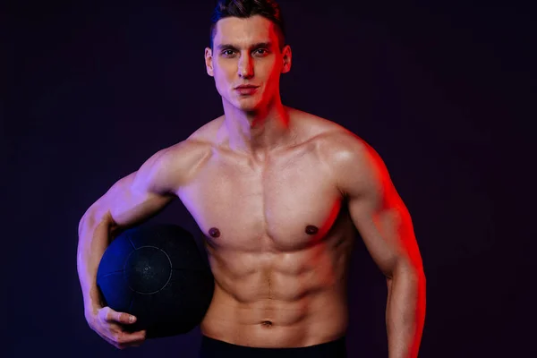 Hombre Atlético Con Entrenamiento Corporal Muscular Forma Estudio Hombre Activo — Foto de Stock