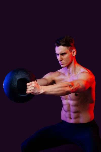 Atletyczny Mężczyzna Dopasowanym Muskularnym Treningiem Ciała Studio Aktywny Człowiek Wykonujący — Zdjęcie stockowe