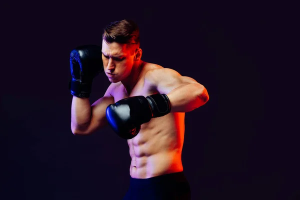 Hombre Atlético Con Entrenamiento Corporal Muscular Forma Estudio Hombre Activo —  Fotos de Stock
